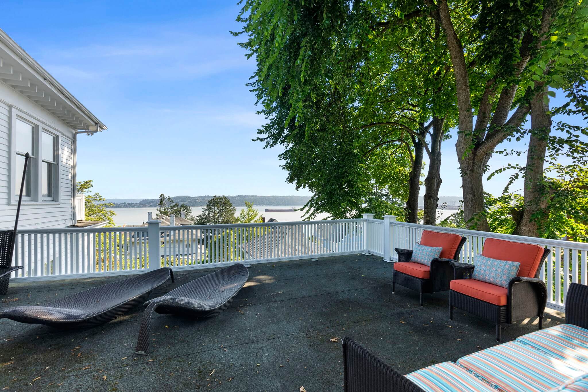Roof top deck over the porte-cochere offers spectacular views