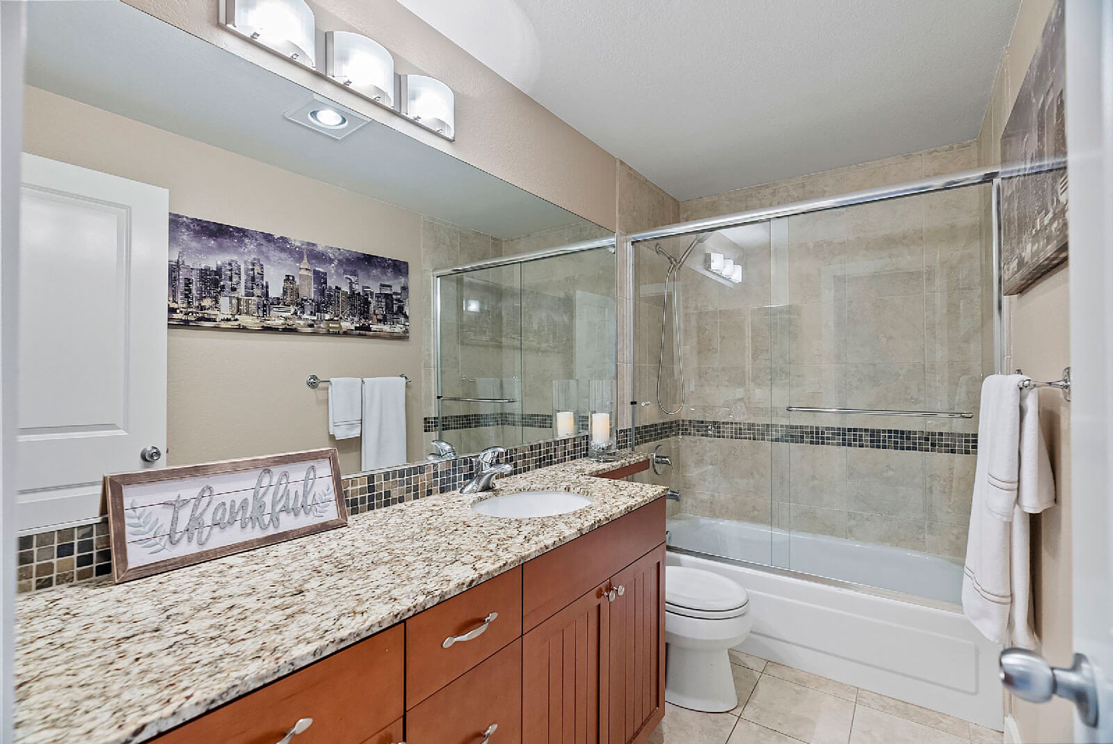 Hall bathroom with granite topped vanity and tub/shower