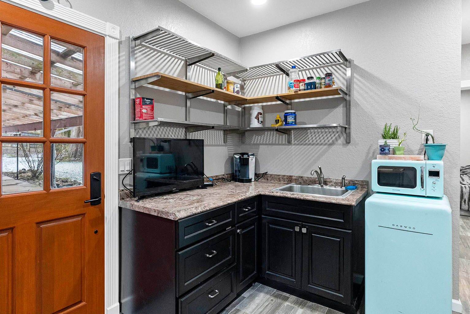 Guest apartment features a kitchenette
