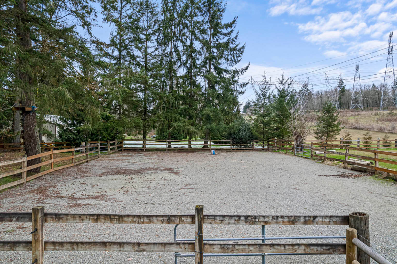 Riding arena with gravel and sand mix footing