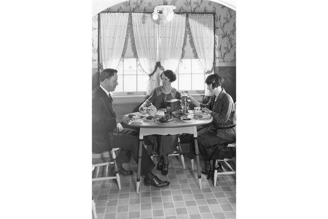 1925 advertising photo of breakfast room