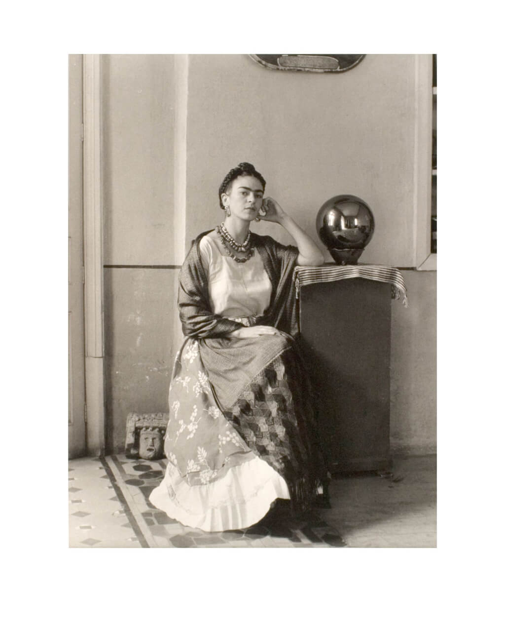 Manuel Álvarez Bravo (Mexican / Mexicano, 1902–2002). Frida Kahlo con globo (Frida Kahlo with Globe), c. 1930s negative, printed before 1992