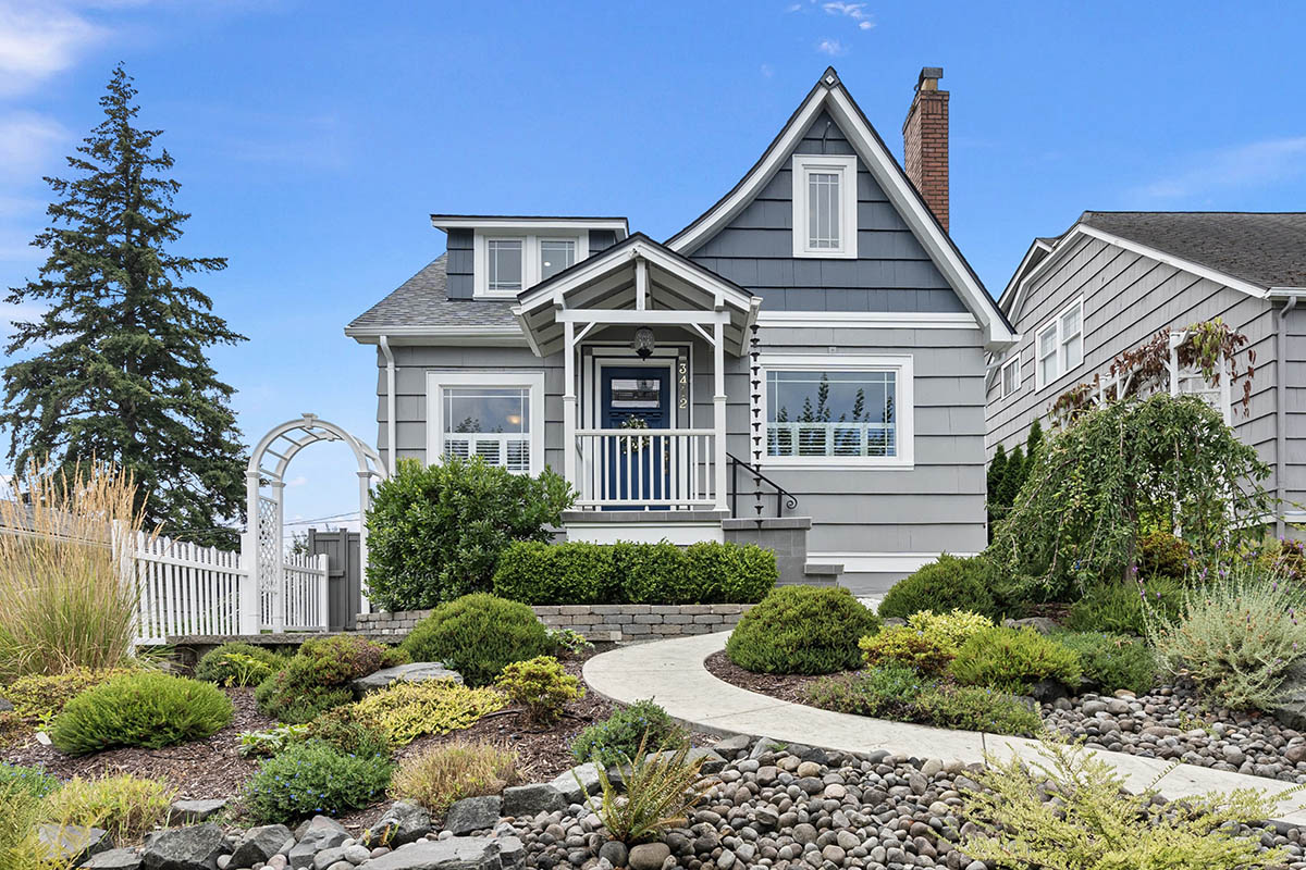 Charming 1931 Proctor bungalow with new exterior paint in 2023