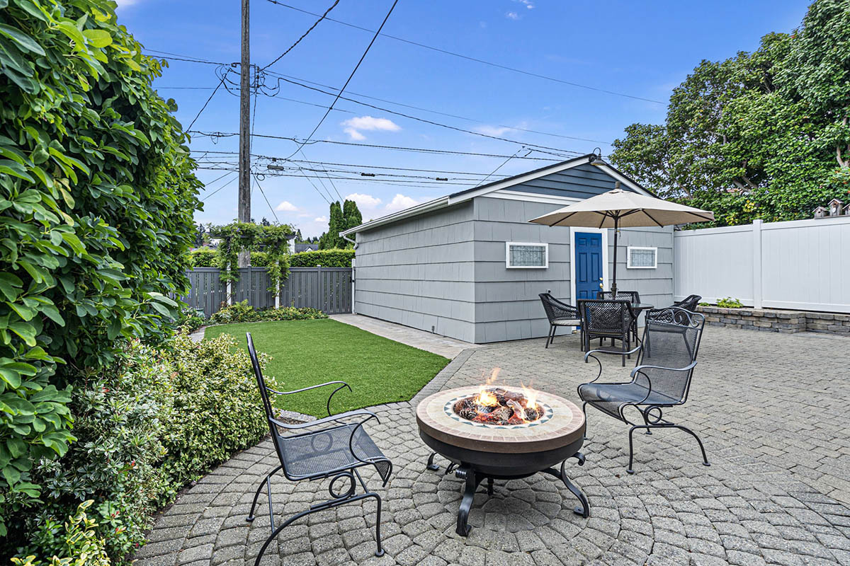 Gas-fueled fire pit and artificial turf pet station with sprinkler system