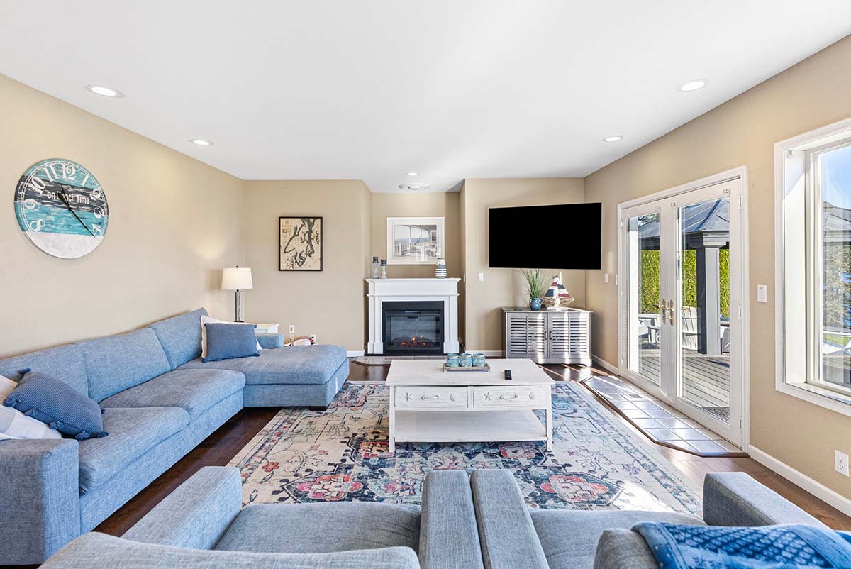 Large family room off the kitchen