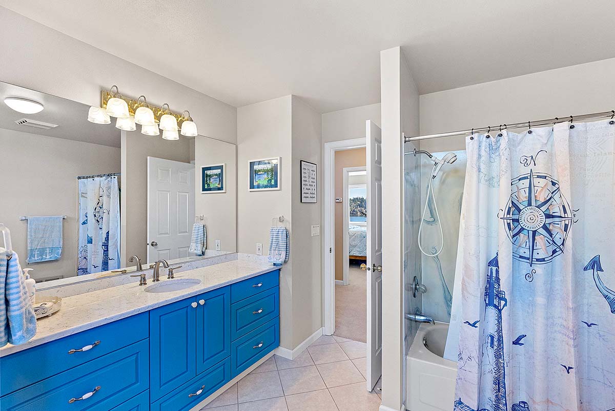 Hall bathroom with tub/shower combo