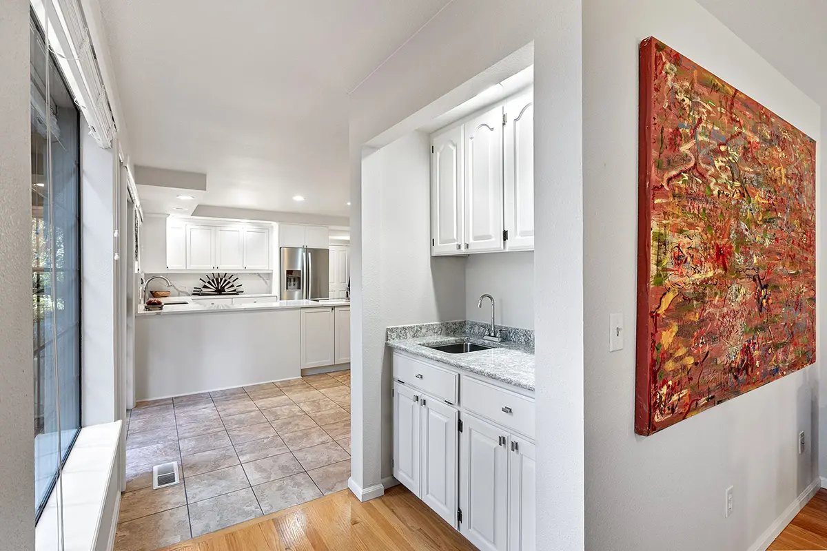 Wet bar between living room and kitchen