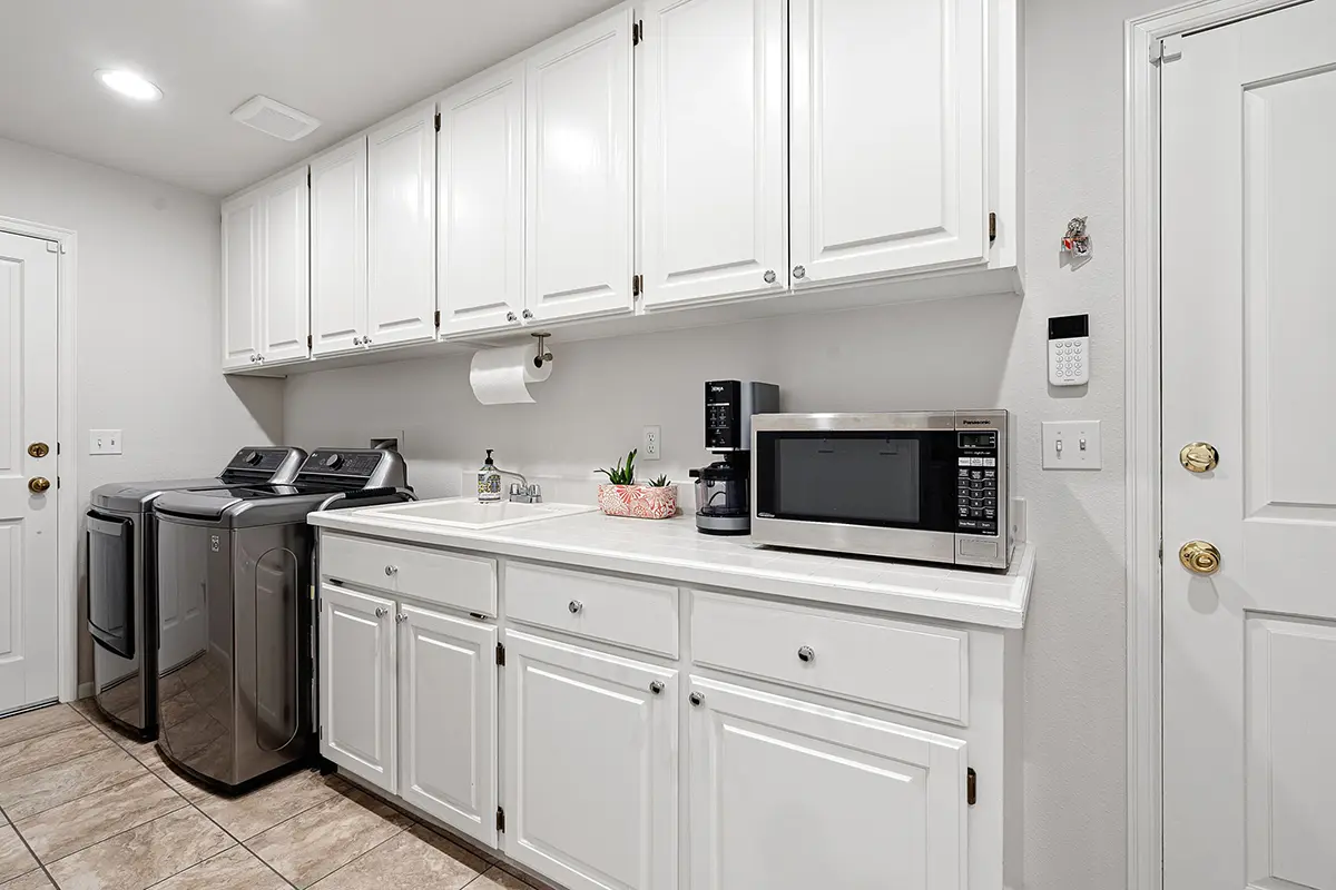 Laundry/mudroom between kitchen and garage